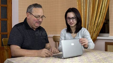 Su Hija Le Enseña A Su Padre Cómo Usar Una Laptop Una Joven Mostró