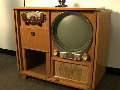 Think baking will interrupt tv time think again with the lg smartthinq app, you can control your smart oven from anywhere so you dont have to get up to check how much time is… 1950 Zenith porthole tv/radio | Vintage television ...