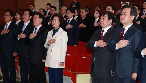 대검은 이날 검사장 회의가 의결기구 아닌 간담회 형식의 의견수렴 절차라고 강조했다.대검은 6일까지 회의 결과를 정리해 윤 총장에게 보고할 계획이다. 포토 추미애 장관, 신임 검사들과 주먹 쥐고