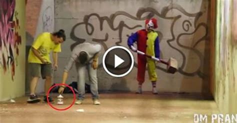 Killer clown 2.0 with suit (fixed). This Killer Clown Scared These People Half to Death! | BoredomBash