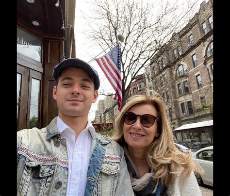 Photo Valérie Trierweiler Posant Avec Son Plus Jeune Fils Léonard à New York Où Il Habite