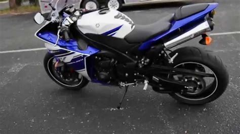 Yamaha's r1 family brings genuine racebike fun to the unwashed masses for a price that belies their capabilities. 2014 Yamaha YZF-R1 Team Yamaha Blue-White - U016636 - YouTube
