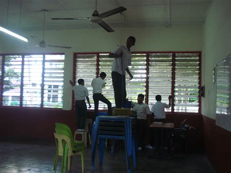 Cikgu kartika selaku guru kelas 6 sebelum balik dari sekolah, kami mula membersih dan menghias kelas. SMK METHODIST ACS (M) SEREMBAN: Gotong Royong Membersihkan ...