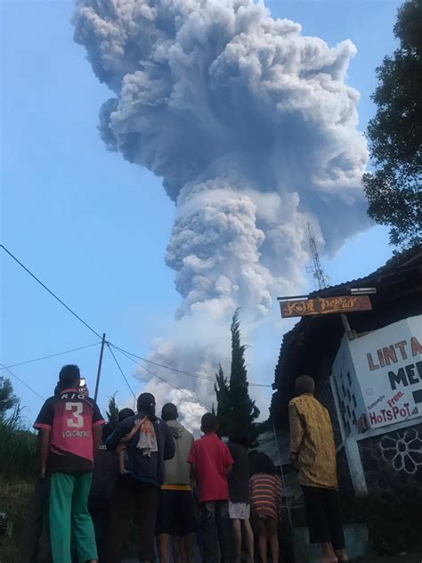 Foto Foto Erupsi Gunung Merapi Kolom Semburan Abu Vulkanik Lebih Besar