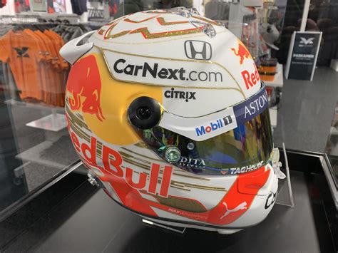 Dit collector's item is een geweldige aanwinst voor autosportliefhebbers en een goede investering.' Max Verstappen Helmet Design 2020 ( shown at the Max ...