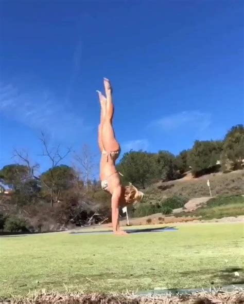 Britney Spears Macht Yoga Im Freien In Einem Bikini Xhamster