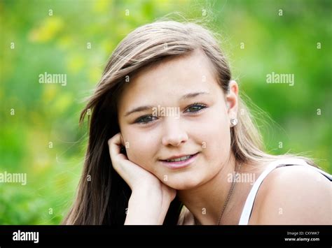 Mädchen 14 Jahre Lächeln Porträt Stockfoto Bild 51014635 Alamy
