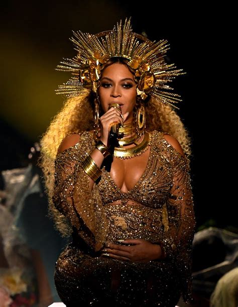 Beyonces 2017 Grammys Performance Dress Was Total Golden Goddess Perfection — Photos