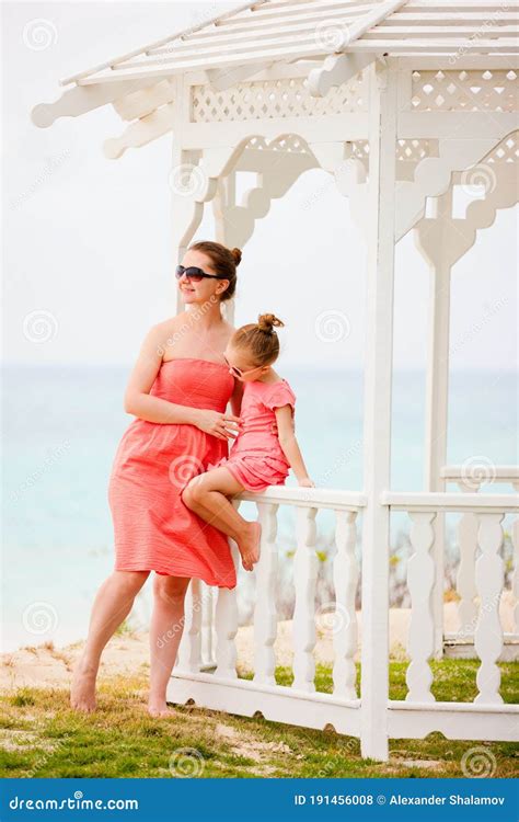 Mère et fille à la plage photo stock Image du visage