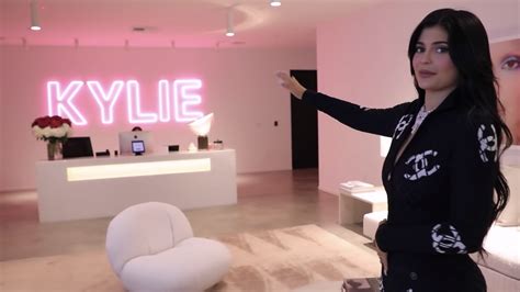 Take A Tour Of Kylie Jenners Very Pink Kylie Cosmetics Headquarters Kylie Jenner Youtube