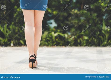 Frauenbeine Im Minirock Und Im Hohen Absatz Stockfoto Bild Von Stadt Farben 112171652