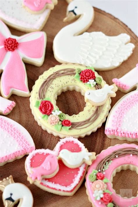 Video How To Decorate Valentine Cookies Swan Wreath And Dress