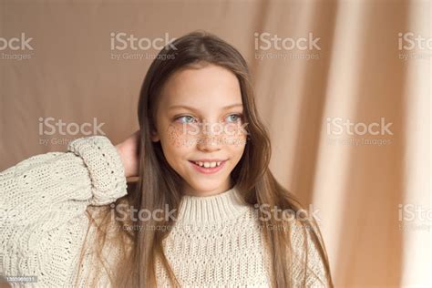 foto de linda adolescente com sardas douradas no rosto posando em fundo bege e mais fotos de