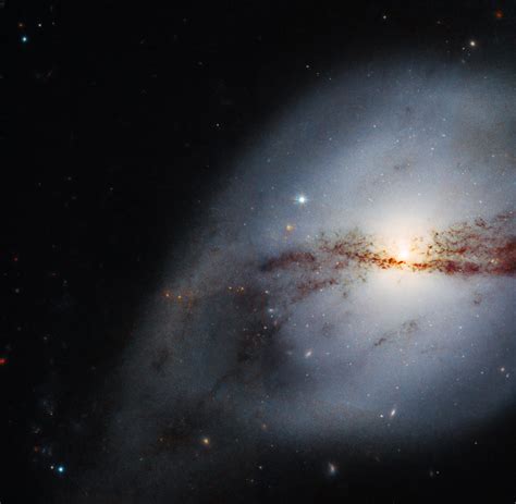 Hubble Objavio Sliku Galaksije Deformirane Susjedstvom Kozmos