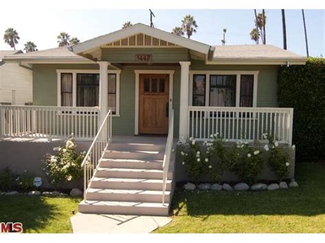 Craftsman style home interiors, common in the early part of the twentieth century, represented a significant break with the preceding victorian tradition of hyper ornamentation and more is more. Adorable Silver Lake California craftsman home for sale