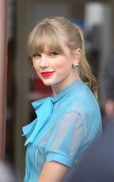 The Red Lips Looks Is Perfect On Her Taylorswiftpictures Taylor Swift Hair Taylor Swift
