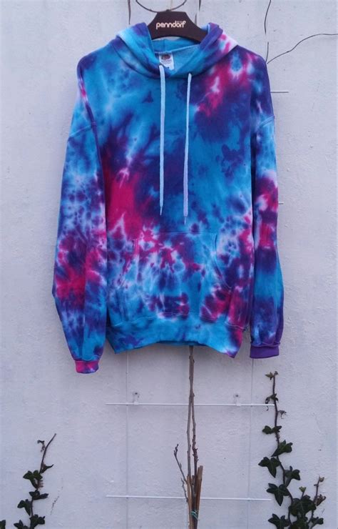 Add in the rising popularity of tie dye lately, and this tie dye hoodie project is perfect for the teens in your life. De 25+ bedste idéer inden for DIY tie dye hoodie på Pinterest