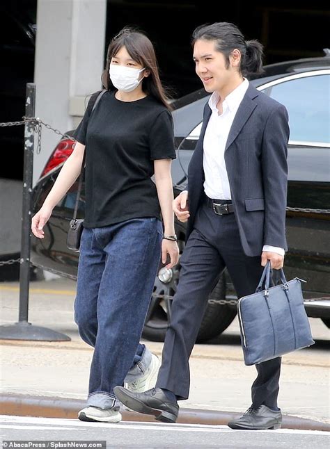 Princess Mako And Commoner Husband Kei Komuro Enjoy A Stroll In New York City Daily Mail Online