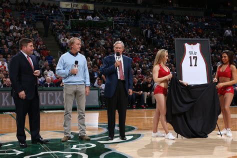 Miwaukee Bucks owner Wes Edens unveiles a Bud Selig before the