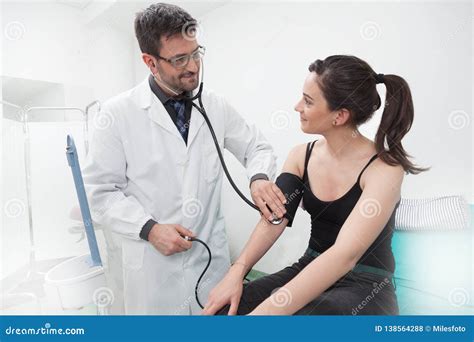 Рассмотрение доктора молодой дамы со стетоскопом Стоковое Фото изображение насчитывающей