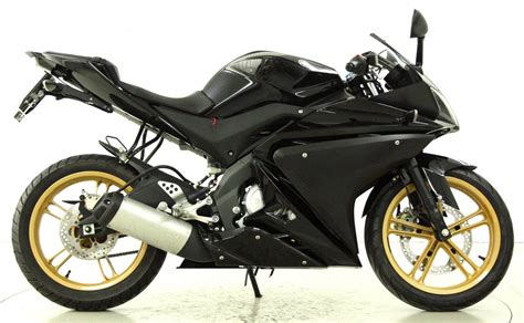 Njegov novi sustav promjenjivog razvoda ventila i nova visokoprotočna glava cilindra daju snažniji okretni moment pri niskom broju okretaja i veću snagu pri visokom broju okretaja. Yamaha YZF-R125 - 125 ccm Motorräder - Moto Center Winterthur