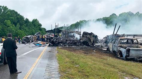 Gruesome Car Wreck Aftermath At Least 6 Dead In Massive Texas Crash