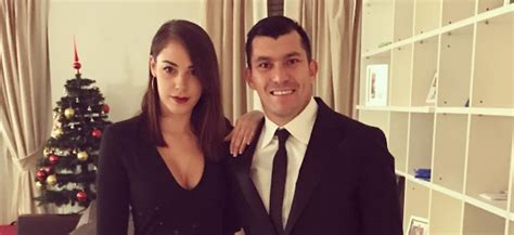 Gary medel y arturo vidal salieron a responder la dura acusación de la mujer de claudio bravo la esposa del arquero había puesto en duda el compromiso de algunos jugadores. Ídolo: Gary Medel sorprendió a su mujer con romántica propuesta de matrimonio | Actualidad ...