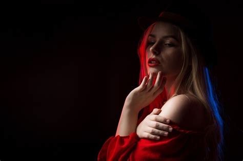 Premium Photo Seductive Blonde Woman Posing At Studio