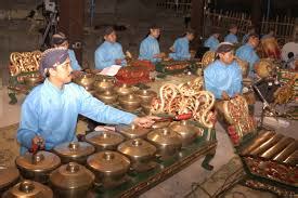 'tabuhan') adalah musik ansambel tradisional jawa, sunda, dan bali di indonesia yang memiliki tangga nada pentatonis dalam sistem tangga nada (laras) slendro dan pelog. Kumpulan Sumber Makalah Jurnal: Makalah Musik Tradisional
