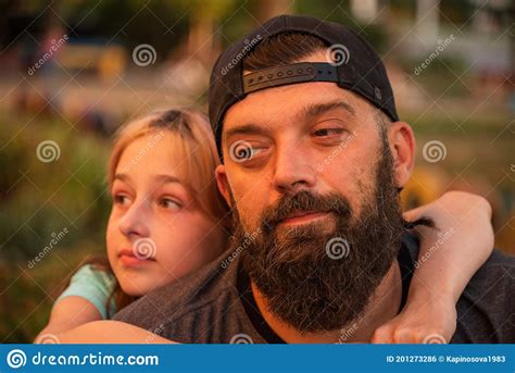 Familia Padre E Hija La Joven Adolescente Abraza A Su Padre Foto De Archivo Imagen De