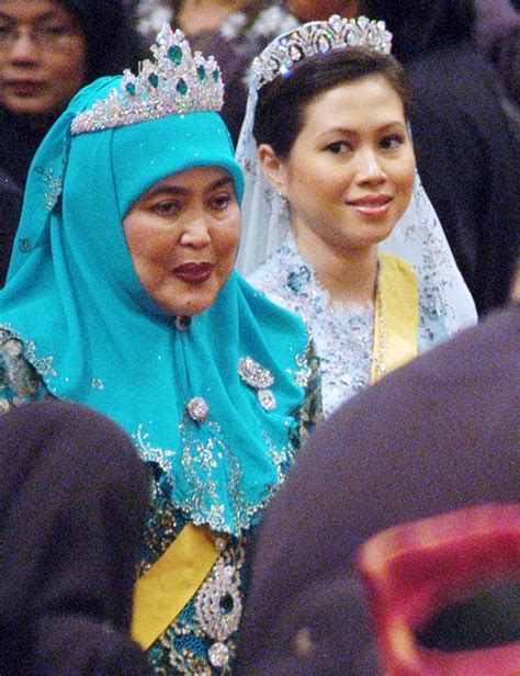 Queen Saleha Of Brunei And Princess Azrinaz Royal Tiaras Royal Jewels