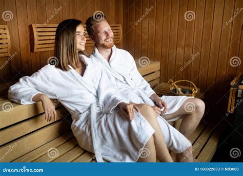 Casal Feliz Tomando Banho De Vapor Em Sauna Imagem De Stock Imagem De Quente Pares 160022633