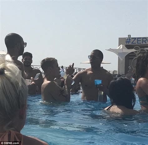 Justin Bieber Enjoys A Tour Break At Dubai Pool Party Daily Mail Online