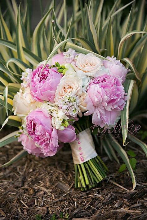 Help me with some wedding photography hints please! this is a ordinary query at dps so we put together those guidelines. Wedding bouquet Kandy Rae Photography Minneapolis, MN | Wedding bouquets, Floral wreath, Floral