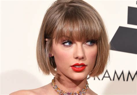 Taylor Swifts New Beauty Look—first Platinum Hair Now Vampy Dark