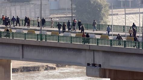 عمليات بغداد تعيد فتح جسر باب المعظم بعد اغلاقه من قبل متظاهرين قناة الرشيد الفضائية