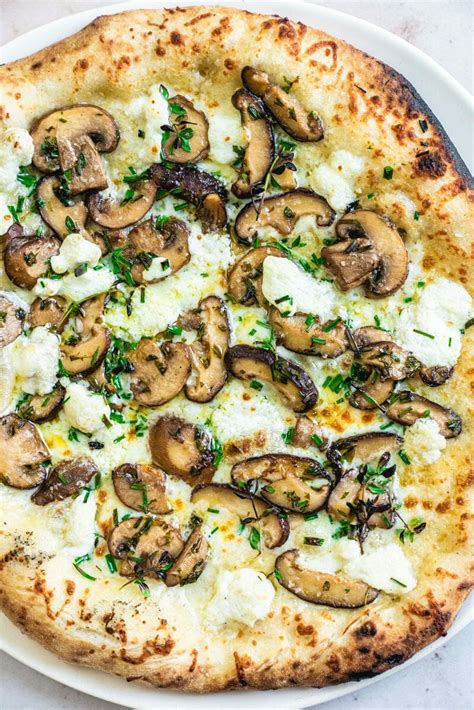 Mushroom Pizza With Fresh Herbs Ricetta Piatti Di Cucina Pizza