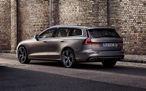 Volvo are known for their reliability and safety with cars that also look great, and we have leasing deals available on all models. De nieuwe Volvo V60 leasen bij AutoLeaseCenter, het kan!