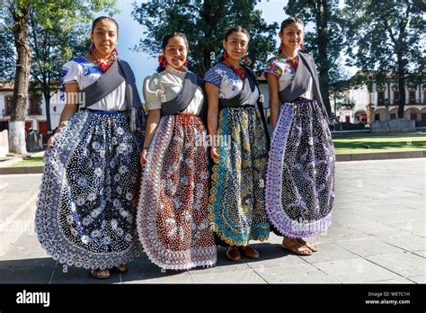 México Estado De Michoacán Pátzcuaro 4 Mujeres En Traje Tradicional