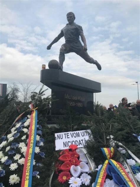 29 iulie 1945,1 bucurești, românia) este un antrenor român de fotbal și fost jucător. Mircea Lucescu Statuie / Sahtior A RenunÅ£at La Surpriza ...
