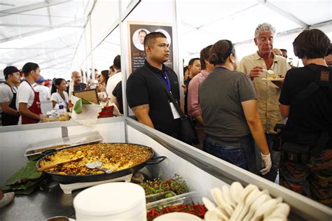 Look Celebrity Chef Anthony Bourdain Eats Filipino Street Food