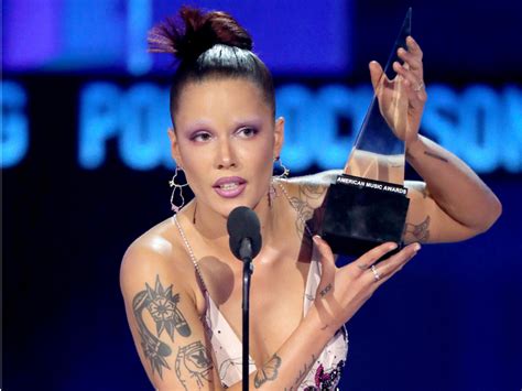 Amas 2019 Fans Think Halsey Shaded The Grammys During Her Speech