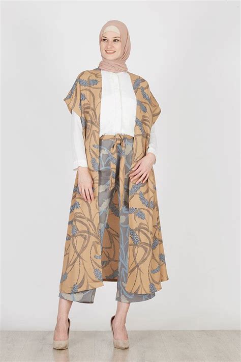 Dengan potongan baju yang asimetris, kamu bisa tampil manis dengan motif batik tasikmalaya yang telah dimodifikasi ini. 30+ Model Baju Batik Kantor Wanita (KOMBINASI & ELEGAN)