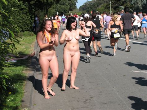 Naked Race Spectators Porno Foto