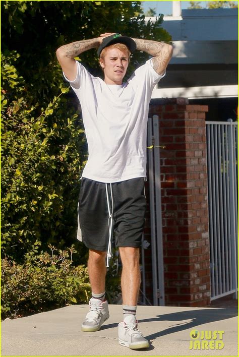 Justin Bieber Goes Shirtless Flashes His Abs During Walk Around La Photo Photo