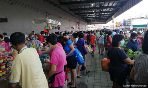 Cafe, serving japanese omu delicacies. Polis PJ suraikan orang ramai di pasar Seksyen 17