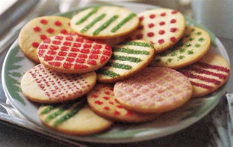 When you use a pastry bag (plus a tip) with a thick frosting, you have way more control and you don't need to be as precise. Easy Christmas Cookies Decorating Ideas DIY