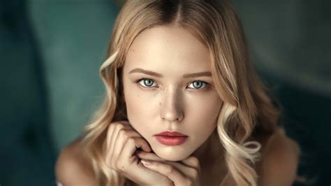 Grey Eyes Blonde Girl Model With Red Lipstick Is Sitting In Blur Background Hd Girls Wallpapers
