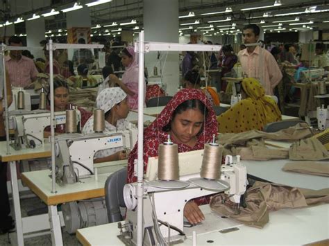 Las autoridades de bangladesh han elevado este jueves a 912 el número de víctimas un grupo de personas ayudan en las labores de rescate tras el colapso del edificio de decenas de personas se agolpan junto a los restos del edificio a la espera de noticias. Noticia: Aumenta a 510 los muertos por producción textil ...