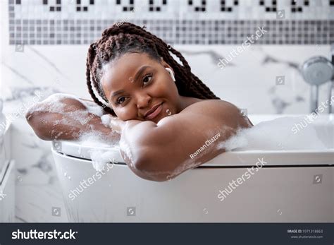 African Woman Bathing の画像、写真素材、ベクター画像 Shutterstock